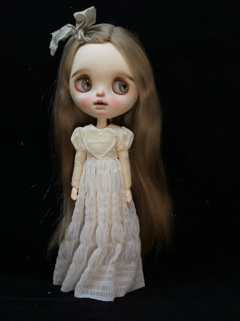 Vintage Lace Blythe Doll Dress for ob24 – Elegant Creamy White Outfit with Ruffled Skirt & Heart Embellishment - Image 1