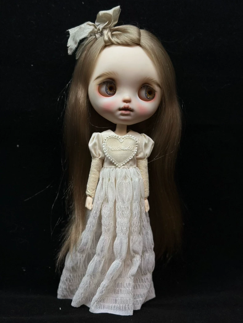 Vintage Lace Blythe Doll Dress for ob24 – Elegant Creamy White Outfit with Ruffled Skirt & Heart Embellishment - Image 2