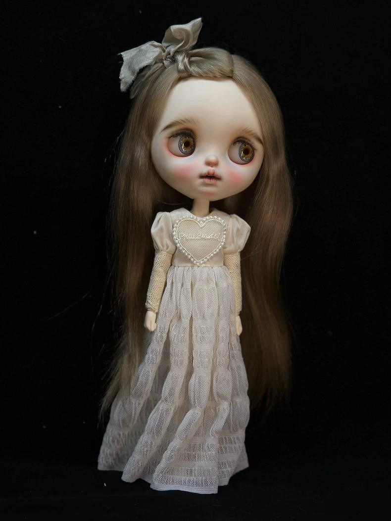 Vintage Lace Blythe Doll Dress for ob24 – Elegant Creamy White Outfit with Ruffled Skirt & Heart Embellishment - Image 3