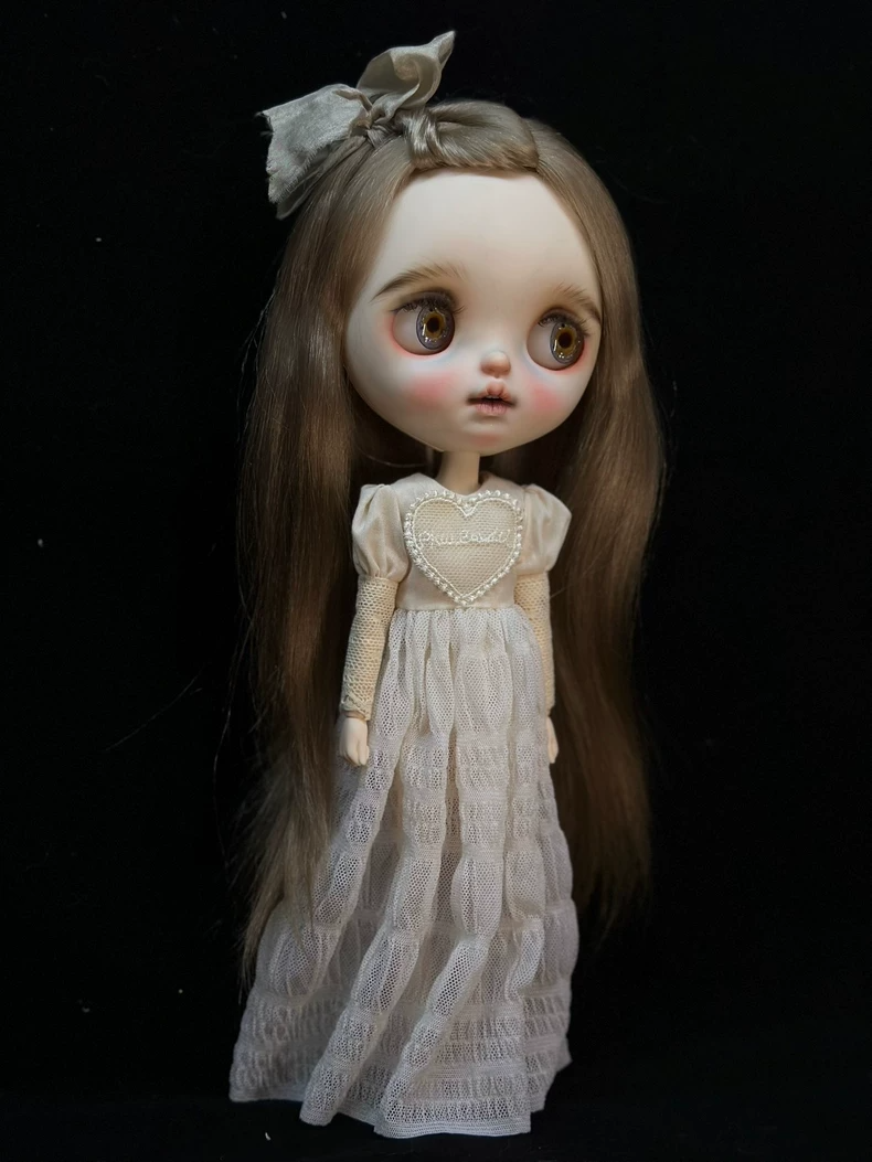 Vintage Lace Blythe Doll Dress for ob24 – Elegant Creamy White Outfit with Ruffled Skirt & Heart Embellishment - Image 4