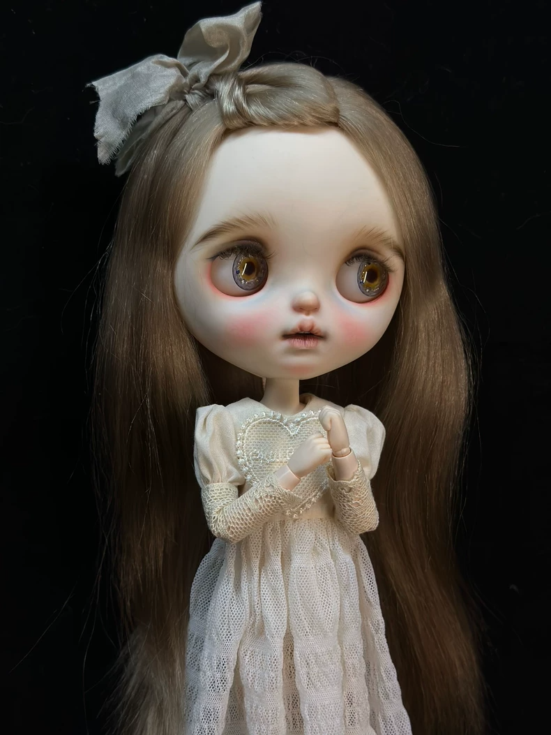 Vintage Lace Blythe Doll Dress for ob24 – Elegant Creamy White Outfit with Ruffled Skirt & Heart Embellishment - Image 6