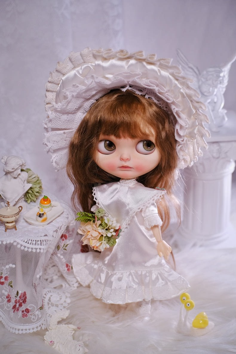 Vintage Tea-Stained Silk Blythe Doll Outfit with Lace & Heart Embroidery – Elegant Dress, Hat & Socks Set for Collectors - Image 4