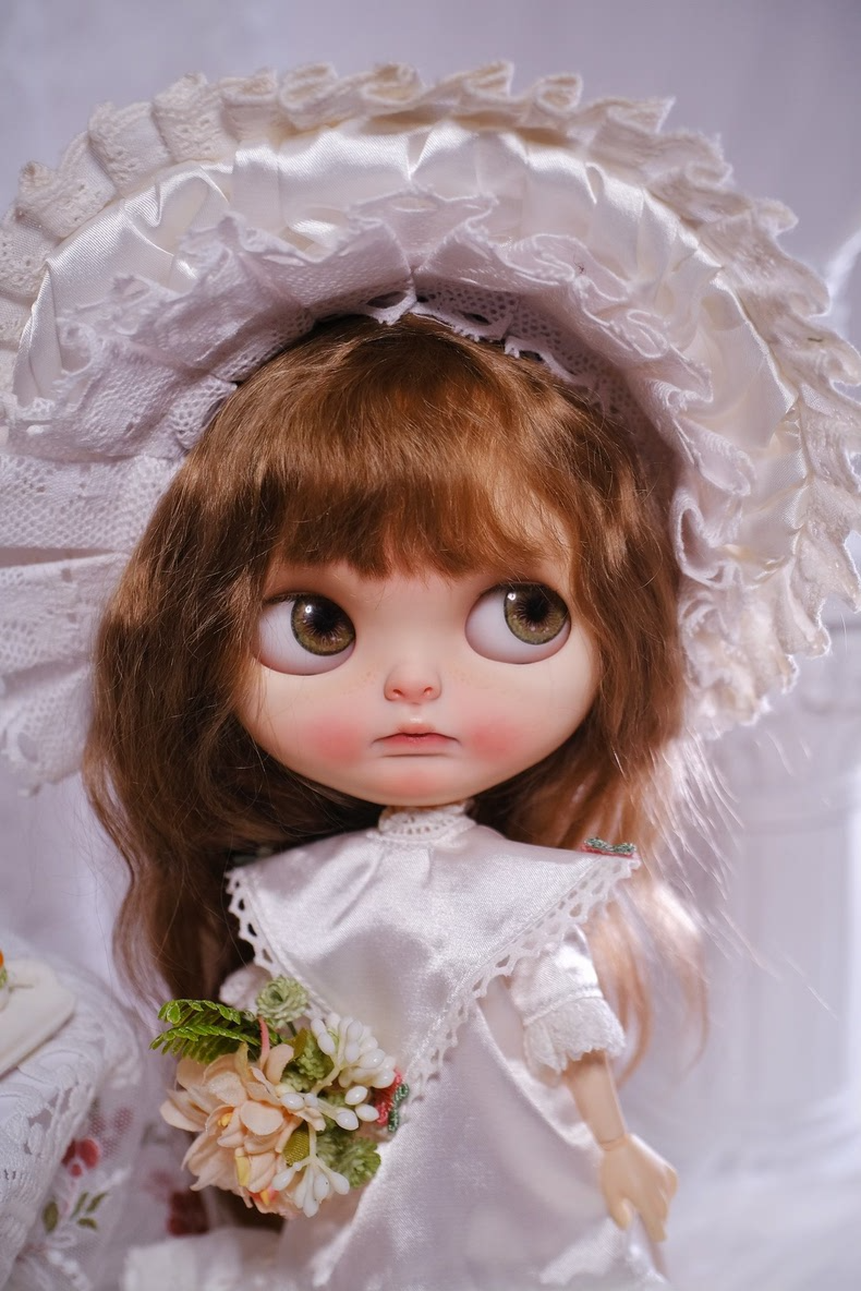 Vintage Tea-Stained Silk Blythe Doll Outfit with Lace & Heart Embroidery – Elegant Dress, Hat & Socks Set for Collectors - Image 5