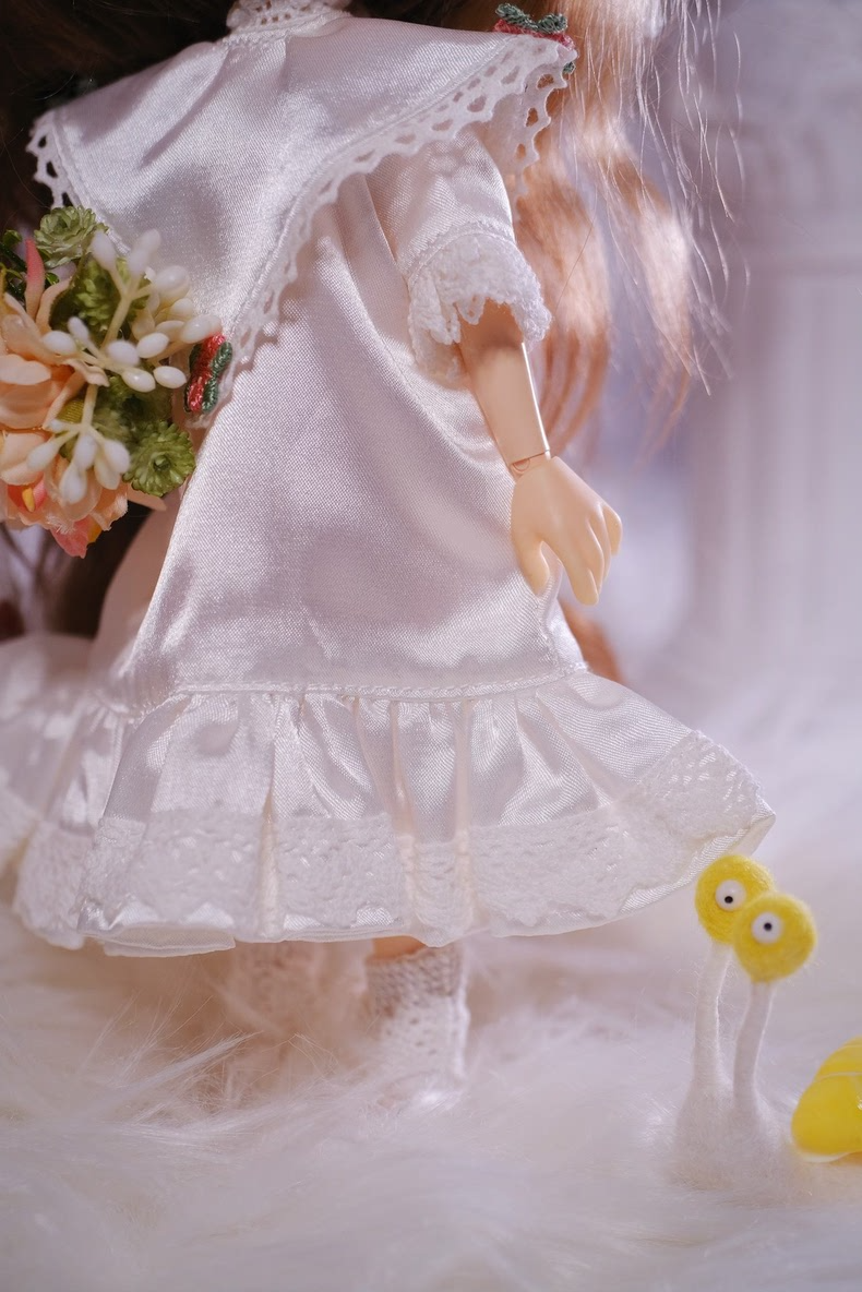 Vintage Tea-Stained Silk Blythe Doll Outfit with Lace & Heart Embroidery – Elegant Dress, Hat & Socks Set for Collectors - Image 6