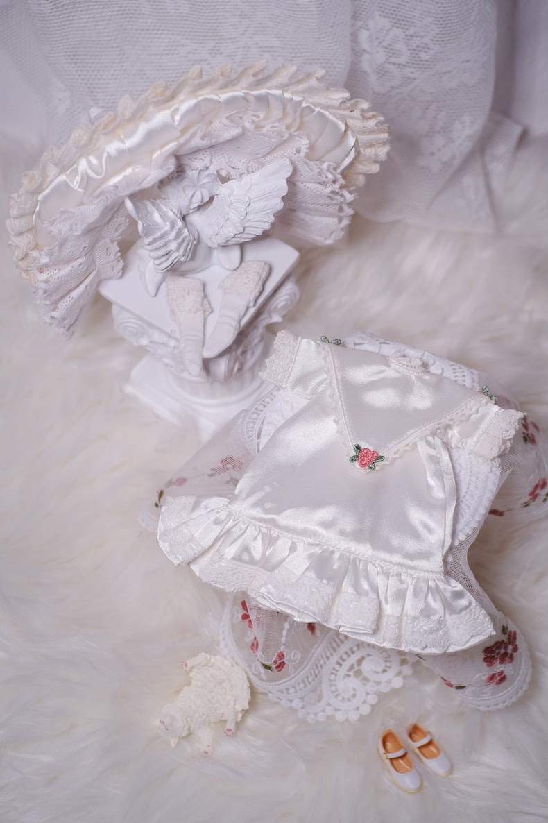 Vintage Tea-Stained Silk Blythe Doll Outfit with Lace & Heart Embroidery – Elegant Dress, Hat & Socks Set for Collectors - Image 7
