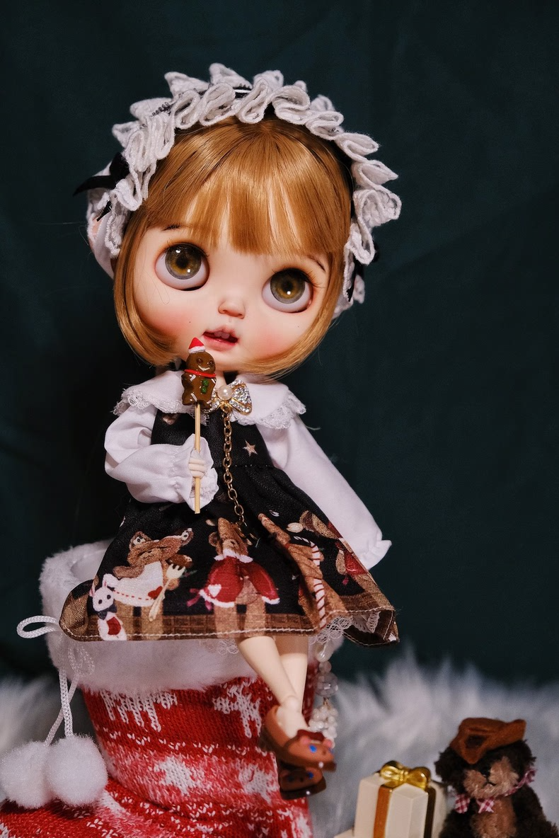 Festive Christmas Bear Outfit for Blythe & BJD Dolls - Red & Gold Holiday Dress Set with Headpiece & Lantern Pants - Free Shipping - Image 2