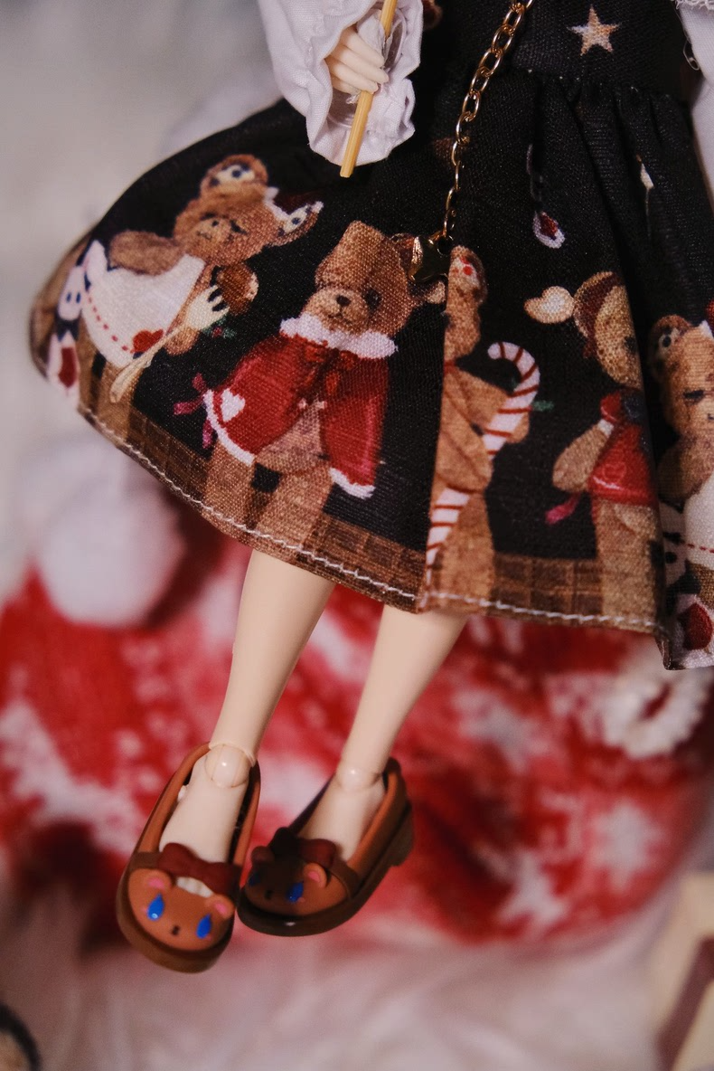 Festive Christmas Bear Outfit for Blythe & BJD Dolls - Red & Gold Holiday Dress Set with Headpiece & Lantern Pants - Free Shipping - Image 4