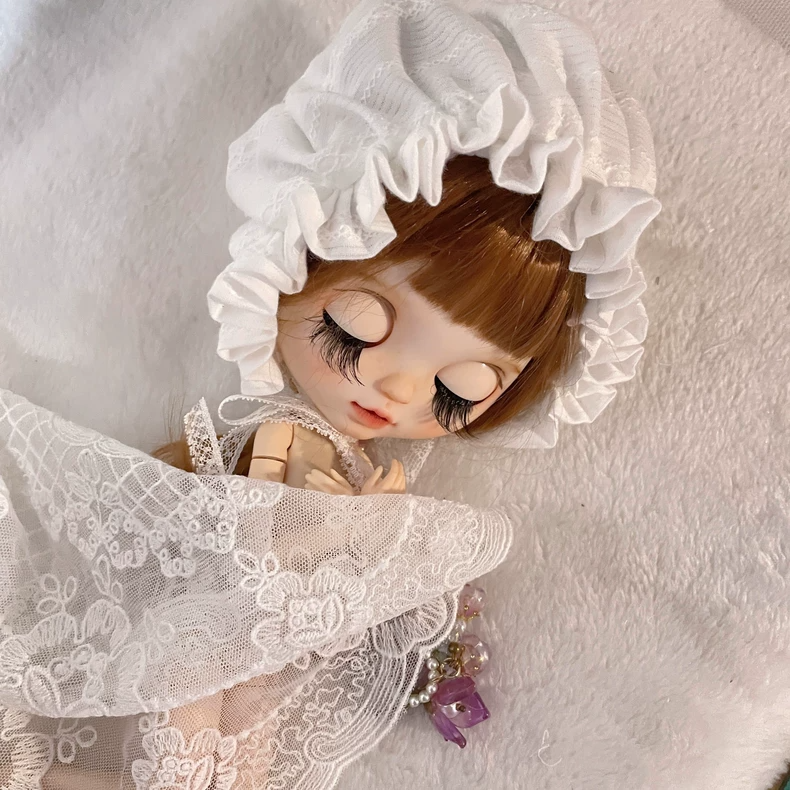 Vintage Lace Blythe Doll Sleep Cap - Soft Plush White Cotton with Adjustable Straps for Collectors - Image 1