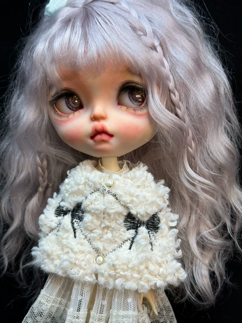 Charming Blythe Doll Outfit: Fluffy Cardigan & Lace Skirt – Elegant & Playful - Image 1