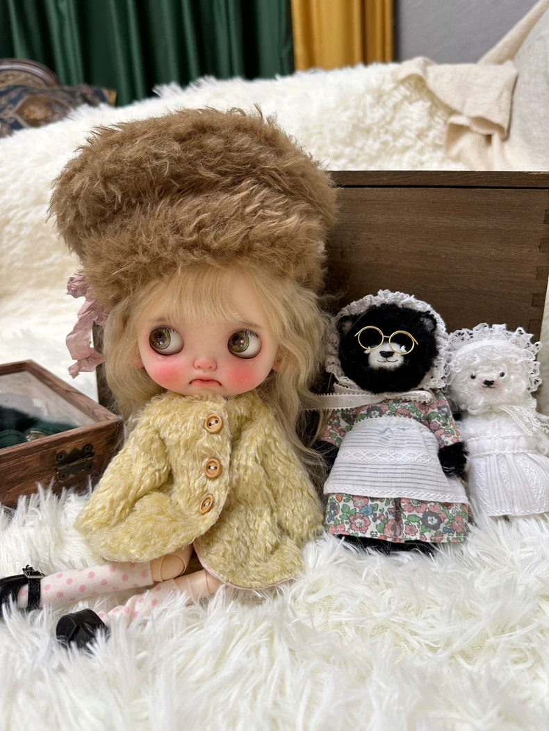 Vintage-Inspired Yellow Fleece Outfit for BLYTHE Dolls – Cozy Winter Set with Hat & Polkadot Socks - Image 1