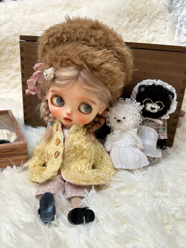 Vintage-Inspired Yellow Fleece Outfit for BLYTHE Dolls – Cozy Winter Set with Hat & Polkadot Socks - Image 2