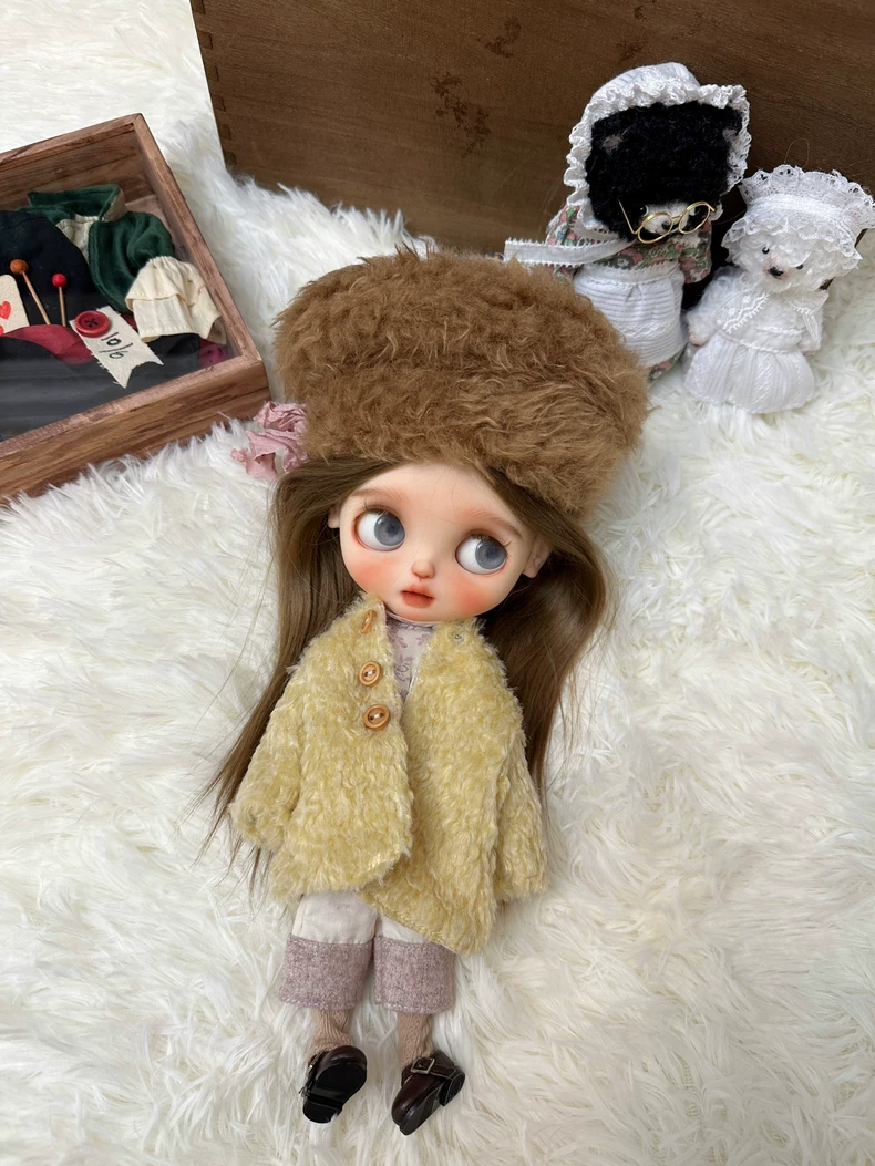 Vintage-Inspired Yellow Fleece Outfit for BLYTHE Dolls – Cozy Winter Set with Hat & Polkadot Socks - Image 3
