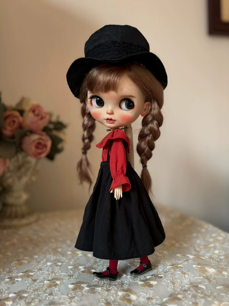 Vintage Charm Blythe Doll Outfit – Red Blouse & Black Dress Set for Collectors - Image 4