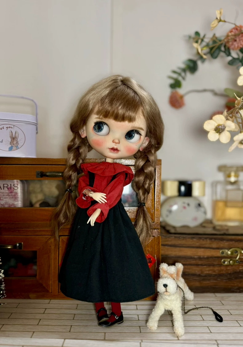 Vintage Charm Blythe Doll Outfit – Red Blouse & Black Dress Set for Collectors - Image 5