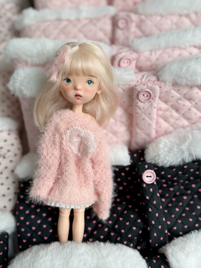 Cozy Pink Blythe Doll Outfit: Fluffy Sweater, Mushroom Hat & Lace Socks for Autumn/Winter Charm - Image 1