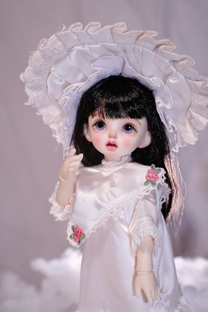 Vintage-Inspired Silk BJD Doll Outfit with Lace Hat & Elegant Accessories – Timeless Collector’s Ensemble - Image 1