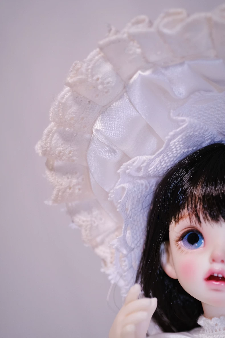 Vintage-Inspired Silk BJD Doll Outfit with Lace Hat & Elegant Accessories – Timeless Collector’s Ensemble - Image 3