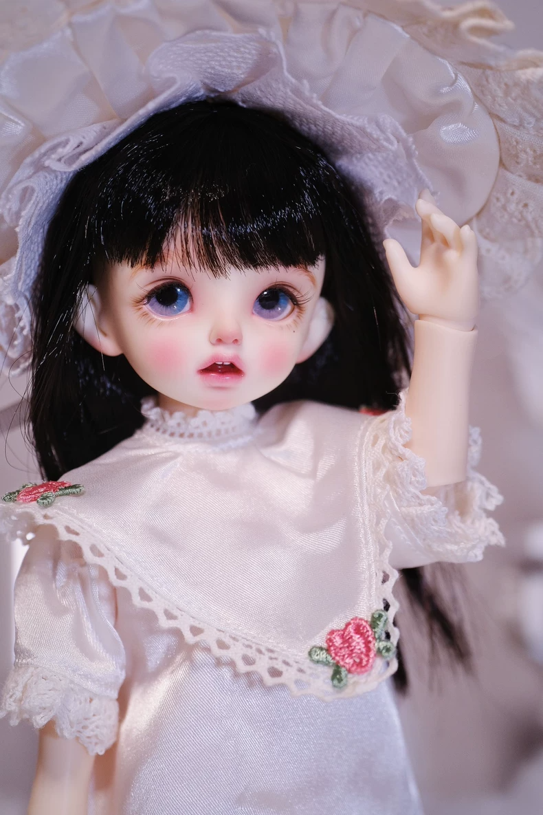 Vintage-Inspired Silk BJD Doll Outfit with Lace Hat & Elegant Accessories – Timeless Collector’s Ensemble - Image 4