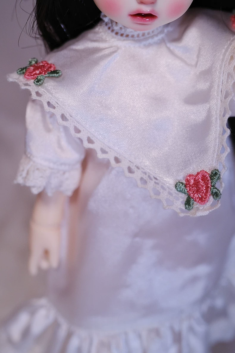 Vintage-Inspired Silk BJD Doll Outfit with Lace Hat & Elegant Accessories – Timeless Collector’s Ensemble - Image 6
