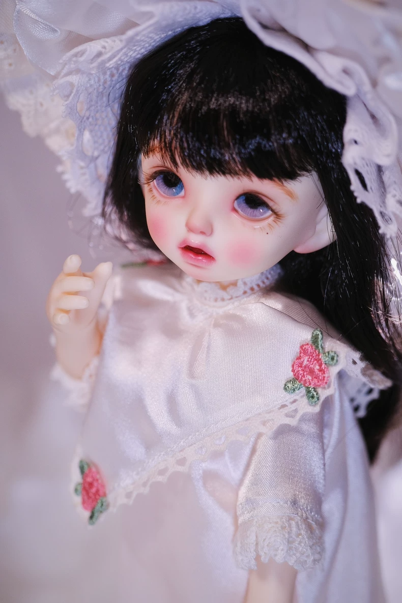 Vintage-Inspired Silk BJD Doll Outfit with Lace Hat & Elegant Accessories – Timeless Collector’s Ensemble - Image 7