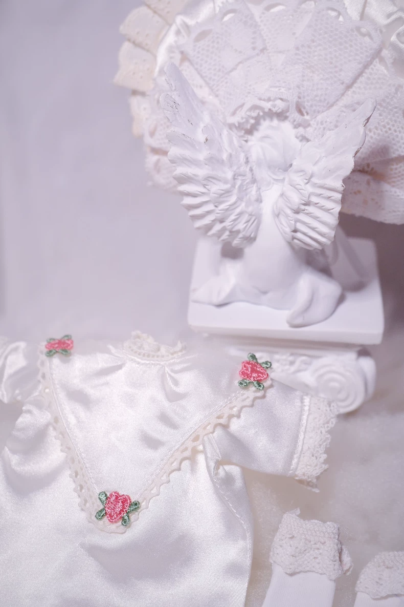 Vintage-Inspired Silk BJD Doll Outfit with Lace Hat & Elegant Accessories – Timeless Collector’s Ensemble - Image 9
