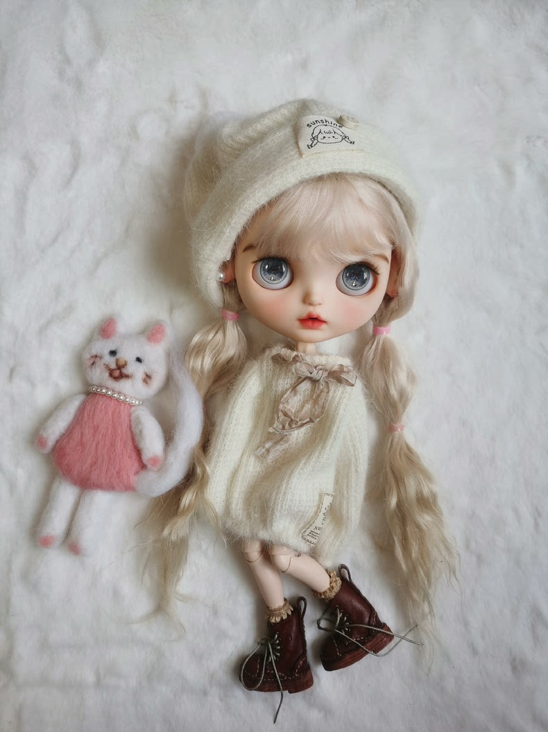 Charming Blythe Doll Outfit – Cozy Woolen Sweater, Hat & Socks | Customizable & Elegant - Image 2