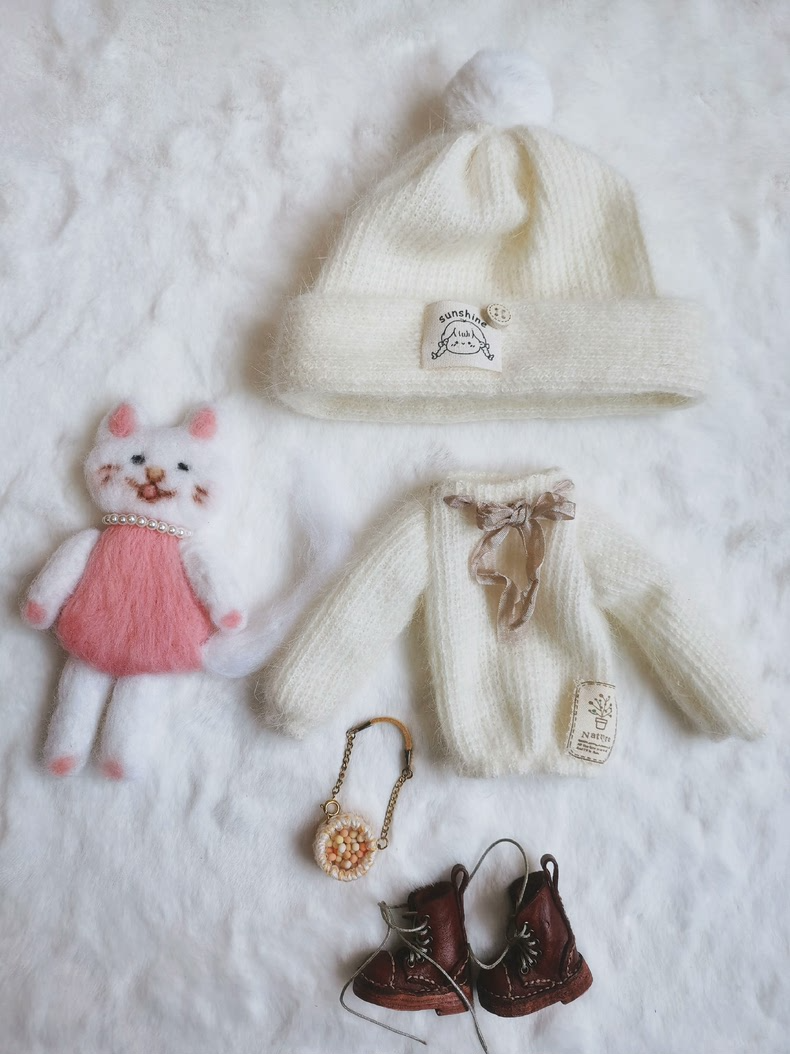 Charming Blythe Doll Outfit – Cozy Woolen Sweater, Hat & Socks | Customizable & Elegant - Image 3