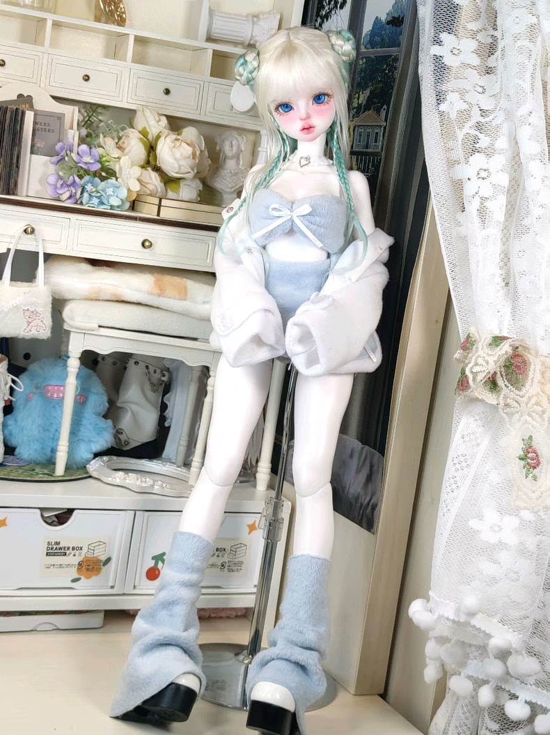 Elegant Pastel Winter BJD 1/4 Outfit – Plush Jacket & Accessories for Dolls - Image 1