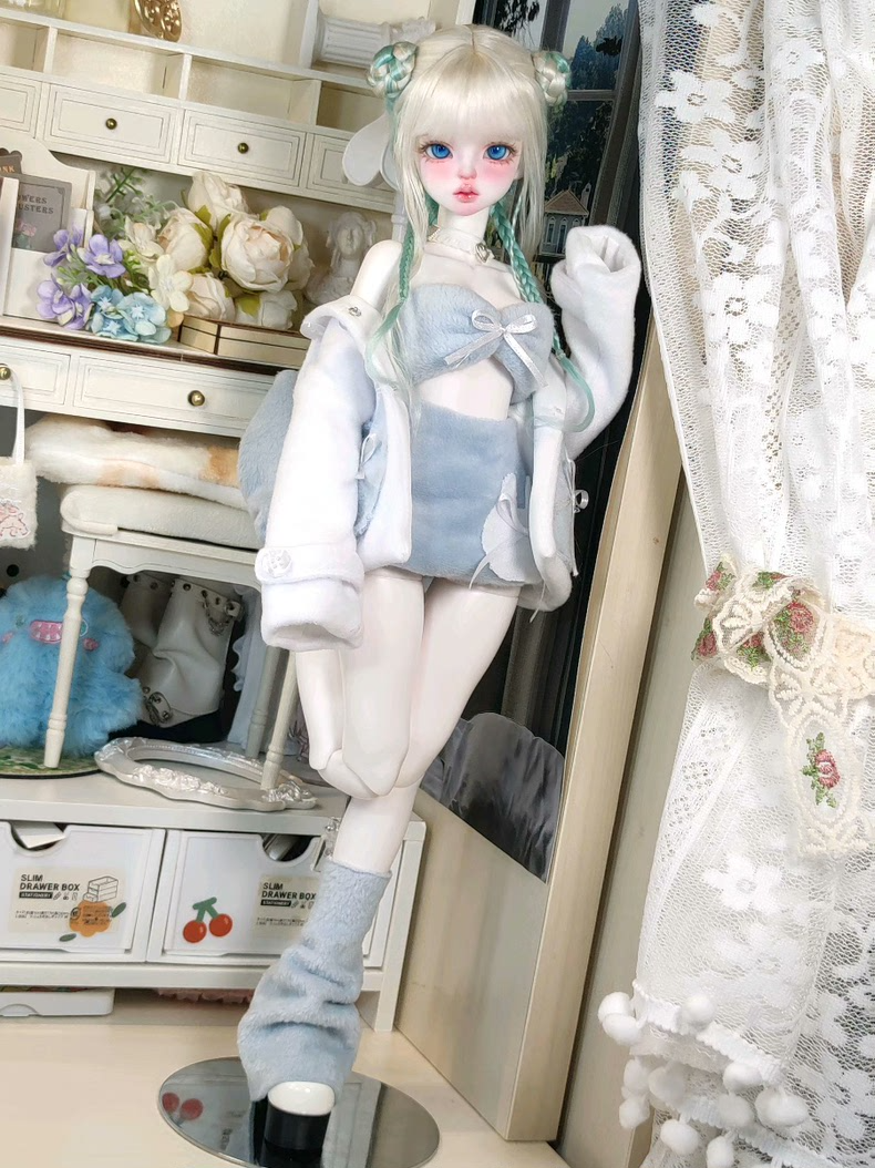 Elegant Pastel Winter BJD 1/4 Outfit – Plush Jacket & Accessories for Dolls - Image 2