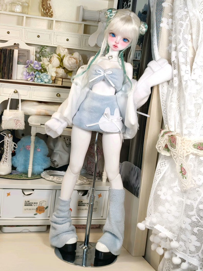 Elegant Pastel Winter BJD 1/4 Outfit – Plush Jacket & Accessories for Dolls - Image 4