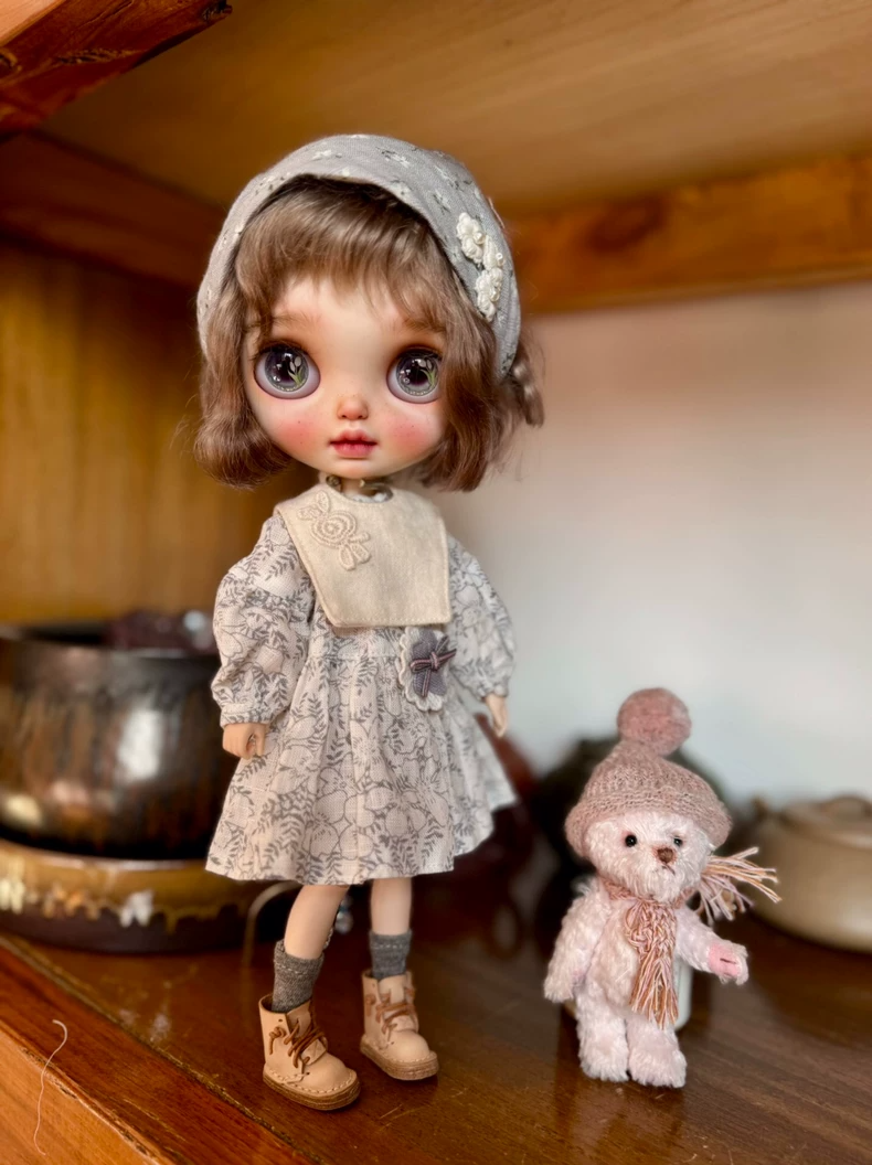Vintage Blythe Doll Outfit – Floral Dress, Headscarf & Socks – Elegant Collectible Ensemble - Image 2