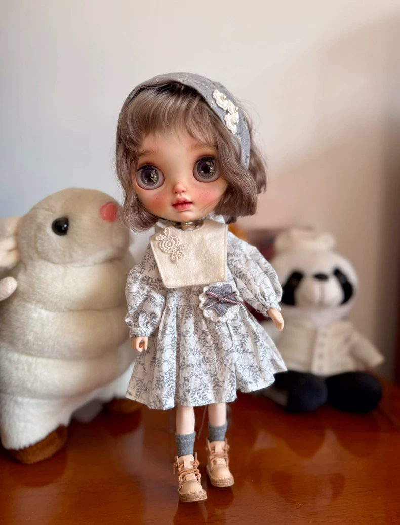 Vintage Blythe Doll Outfit – Floral Dress, Headscarf & Socks – Elegant Collectible Ensemble - Image 3