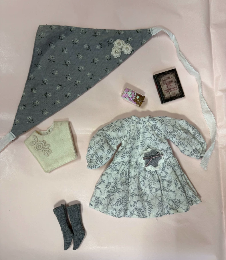 Vintage Blythe Doll Outfit – Floral Dress, Headscarf & Socks – Elegant Collectible Ensemble - Image 5
