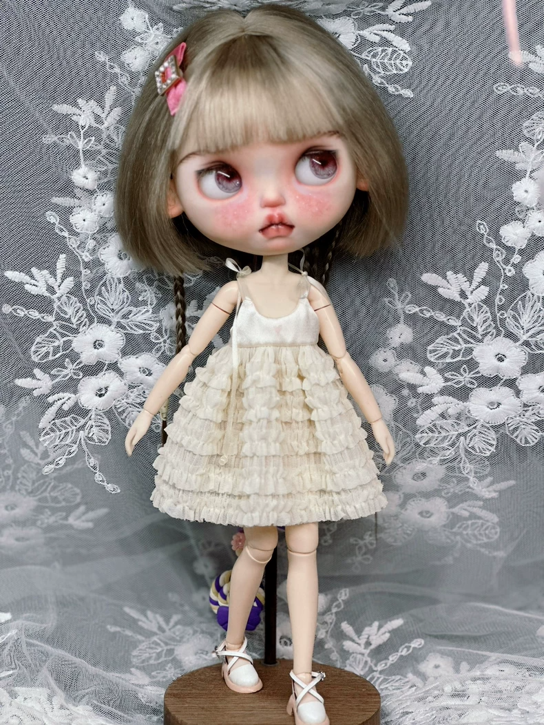 Elegant Blythe Doll Dress: Ruffled White Outfit for ob24 & Similar Dolls – Perfect for Collectors & Enthusiasts - Image 1