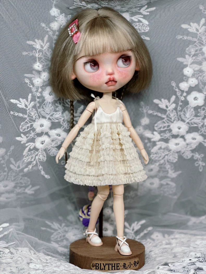 Elegant Blythe Doll Dress: Ruffled White Outfit for ob24 & Similar Dolls – Perfect for Collectors & Enthusiasts - Image 2