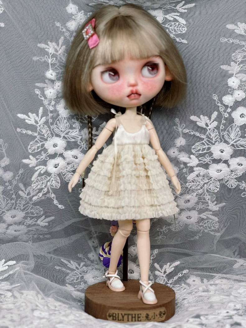 Elegant Blythe Doll Dress: Ruffled White Outfit for ob24 & Similar Dolls – Perfect for Collectors & Enthusiasts - Image 3