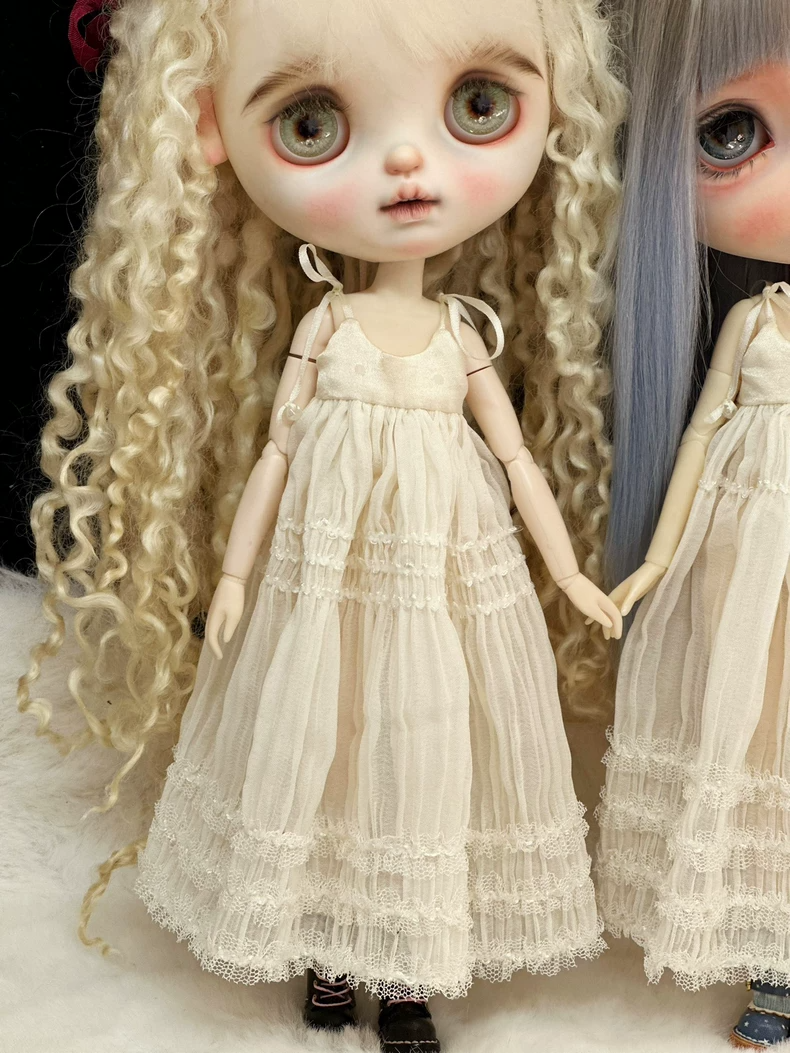 Exquisite Lace Blythe Doll Dresses: Elegant Creamy White Tiered Outfits for ob24 & More - Image 9