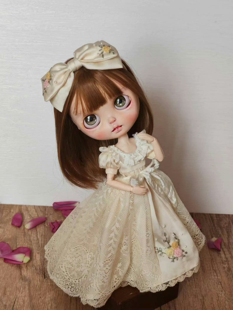 Exquisite Vintage BLYTHE Doll Outfit: Lace & Floral Elegance with Pearl Accents - Image 1