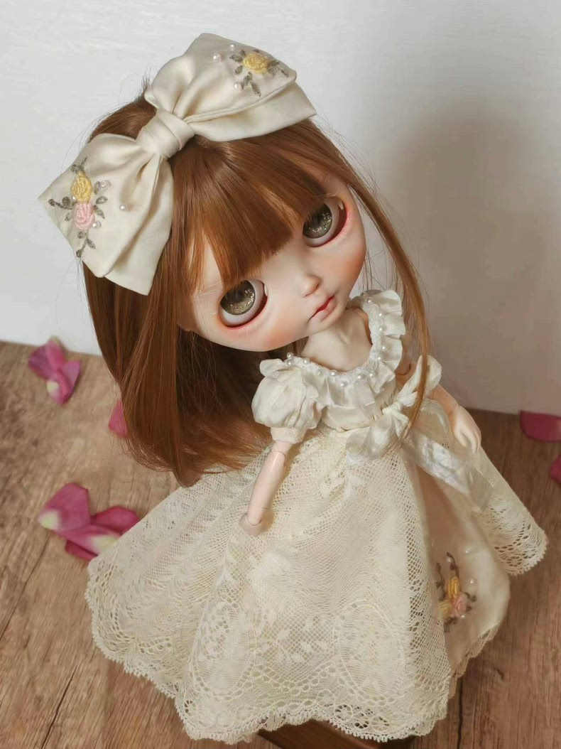 Exquisite Vintage BLYTHE Doll Outfit: Lace & Floral Elegance with Pearl Accents - Image 4