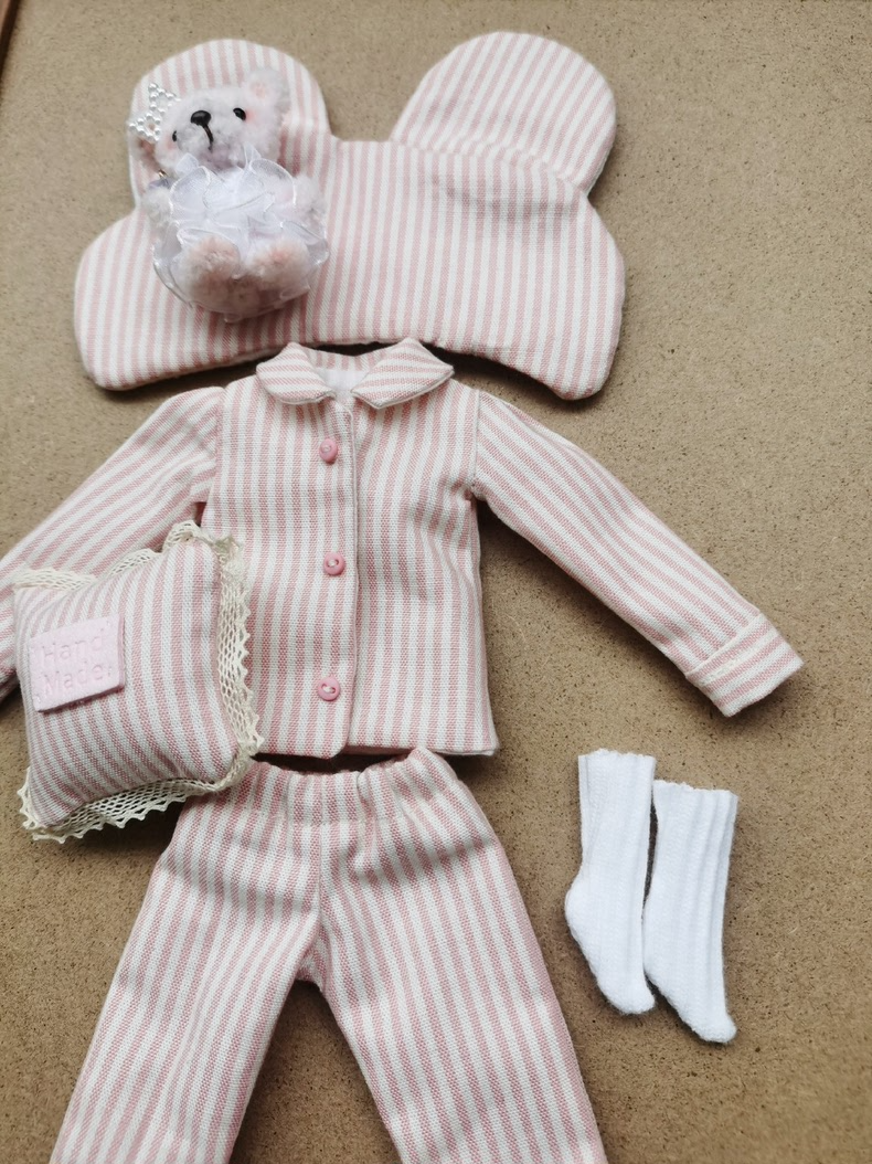 Cozy Blythe Doll Sleepwear Set: Handmade Pajamas with Eye Mask, Pillow & Socks – OB22/OB24 - Image 6