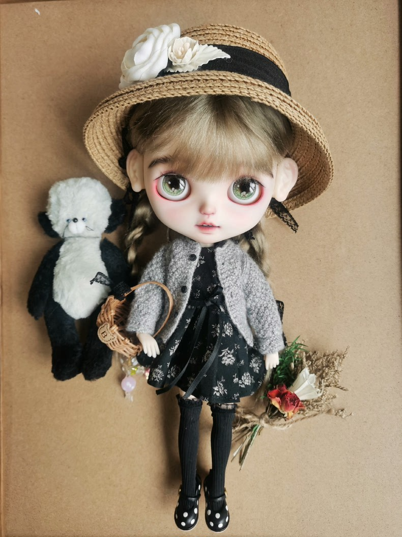 Elegant Blythe Doll Outfit: Black Rose Ensemble with Floral Hat & Accessories for OB22 & OB24 Dolls - Image 4