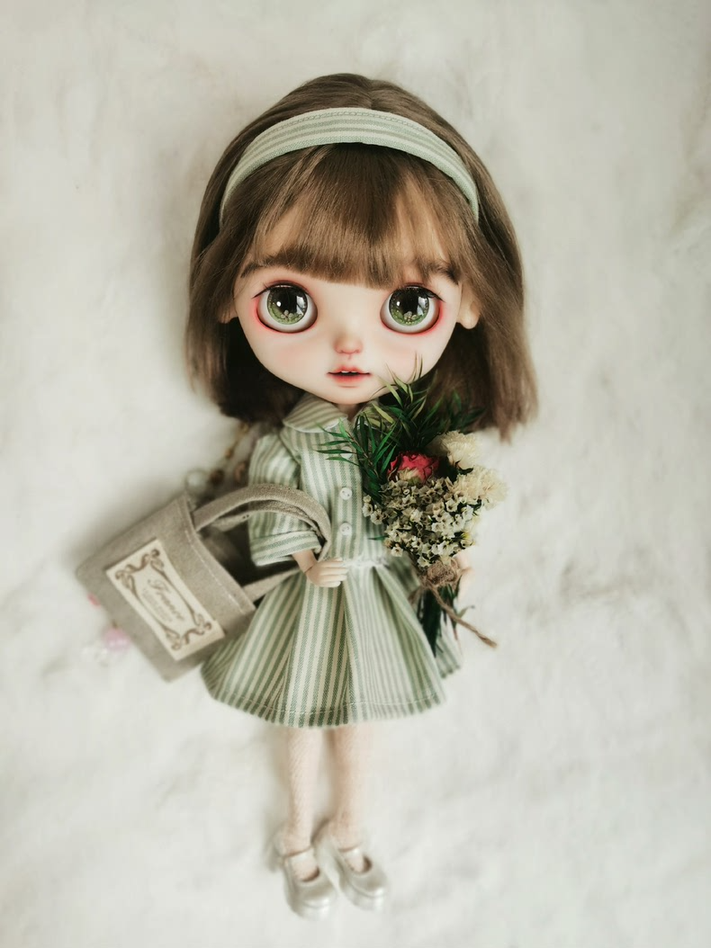 Charming Spring Blythe Doll Outfit – OL-Style Green Stripes, Polka Dot Bag & Lace Stockings for ob22/ob24 - Image 4