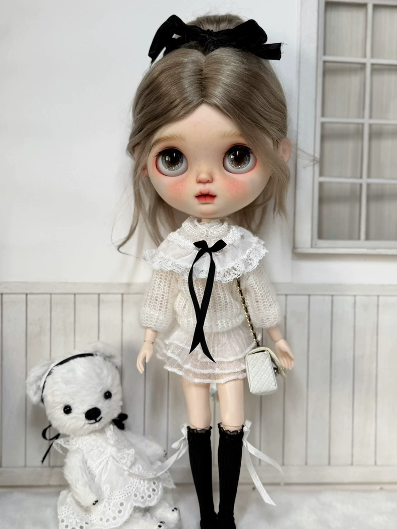 Elegant Blythe Doll Lace Outfit: Classic OB22 & OB24 Ensemble with Velvet Beret & Accessories - Image 1