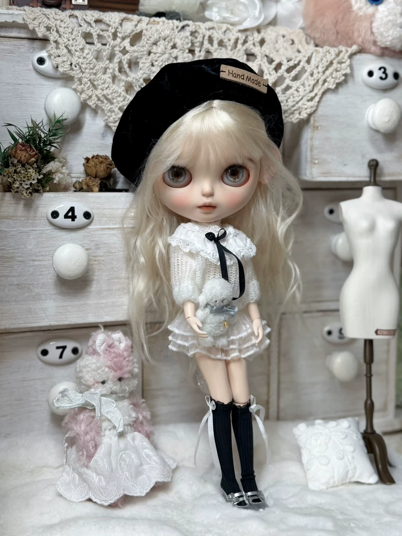 Elegant Blythe Doll Lace Outfit: Classic OB22 & OB24 Ensemble with Velvet Beret & Accessories - Image 4