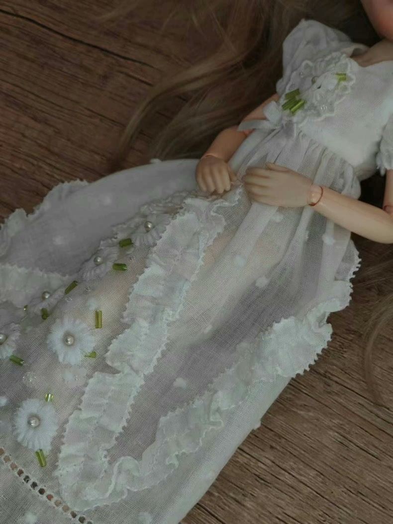 Exquisite BLYTHE Doll Outfit: Vintage Elegance with Floral Embroidery & Pearl Accents - Image 4