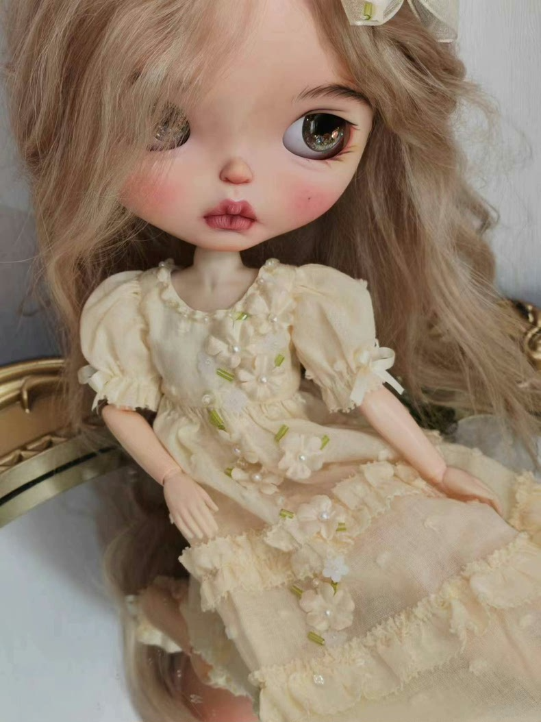 Exquisite BLYTHE Doll Outfit: Vintage Elegance with Floral Embroidery & Pearl Accents - Image 6