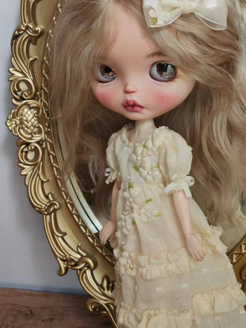 Exquisite BLYTHE Doll Outfit: Vintage Elegance with Floral Embroidery & Pearl Accents - Image 7