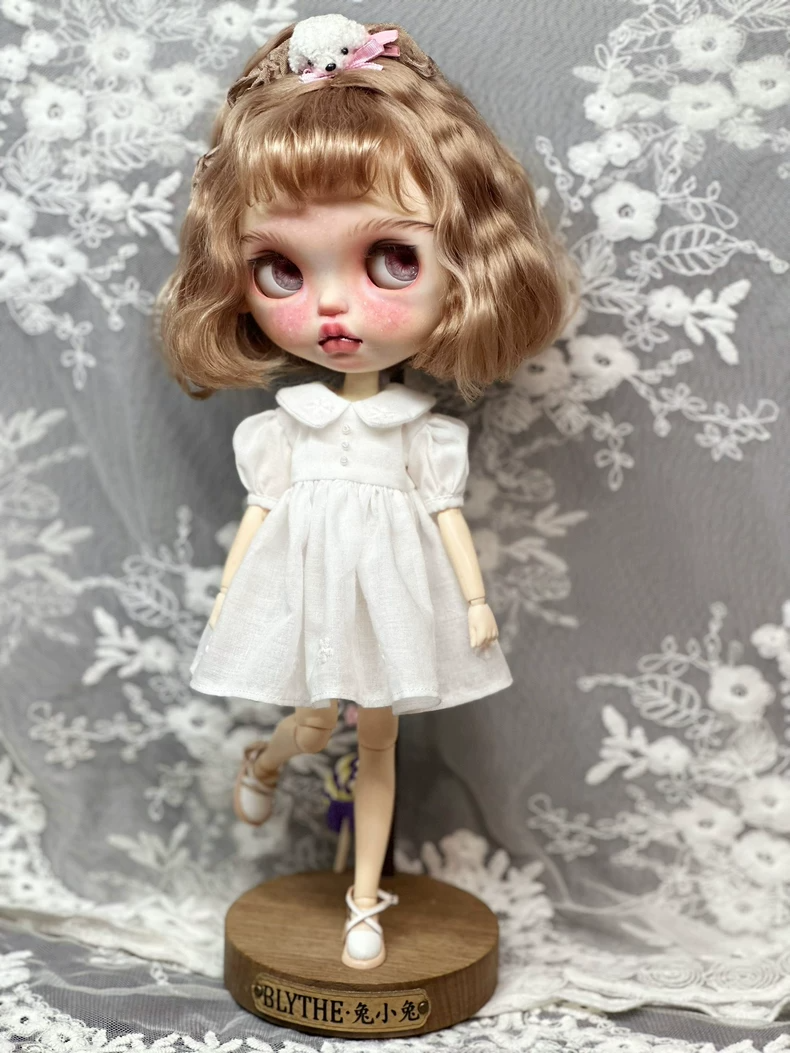 Elegant Blythe Doll Dress: White Cotton Outfit with Floral Embroidery for ob24 & Similar Dolls - Image 1