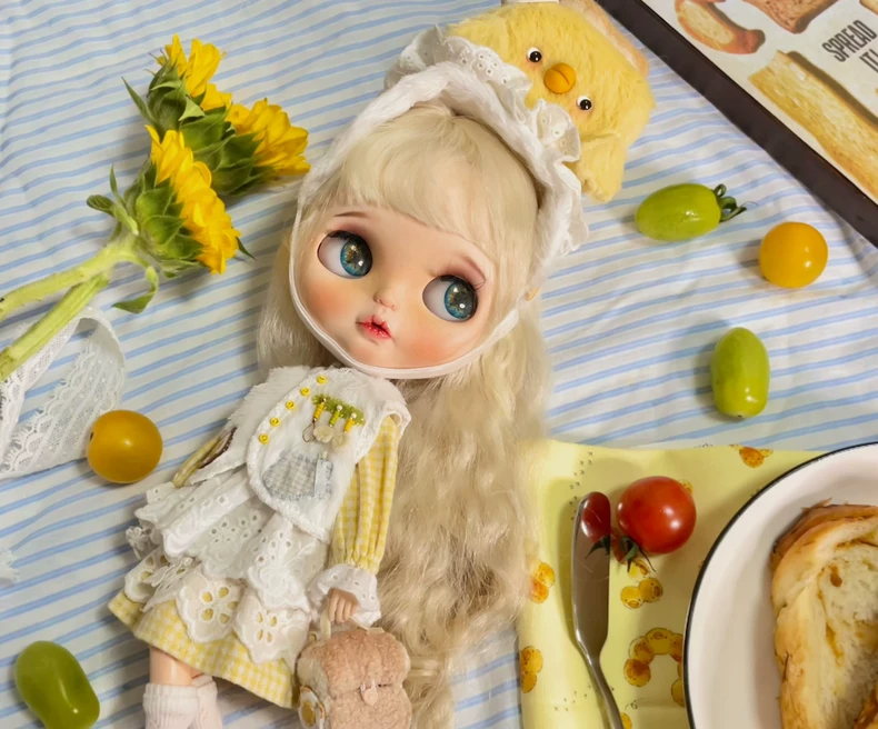 Charming Culinary Blythe Doll Outfit – Yellow Gingham Apron Dress, Hat & Accessories for OB22/OB24 - Image 2