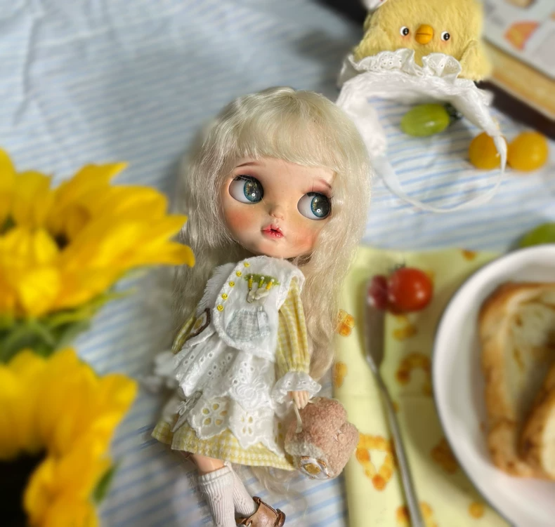 Charming Culinary Blythe Doll Outfit – Yellow Gingham Apron Dress, Hat & Accessories for OB22/OB24 - Image 4
